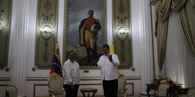 Presidente de Colombia, Gustavo Petro y Nicolás Maduro, en el Palacio de Miraflores, Caracas. Foto EFE