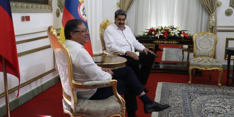 Presidente de Colombia, Gustavo Petro y Nicolás Maduro, en el Palacio de Miraflores, Caracas. Foto EFE.