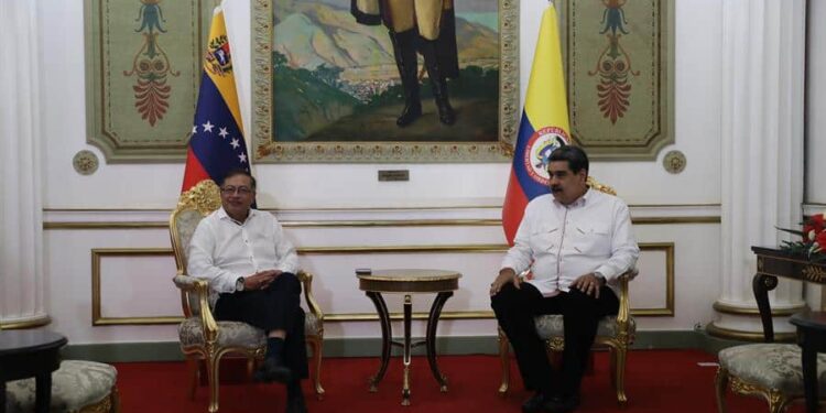 Presidente de Colombia, Gustavo Petro y Nicolás Maduro, en el Palacio de Miraflores, Caracas. Foto EFE.