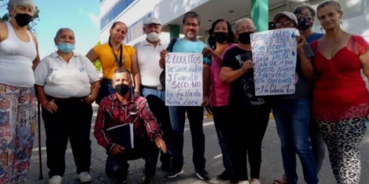 Protesta por el agua de los vecinos de Bella Vista en Barquisimeto. Foto Radio Fe y Alegría Noticias.
