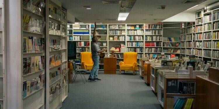 Un empleado revisa un bombillo en la librería Alejandría.
ANDREA HERNÁNDEZ BRICEÑO