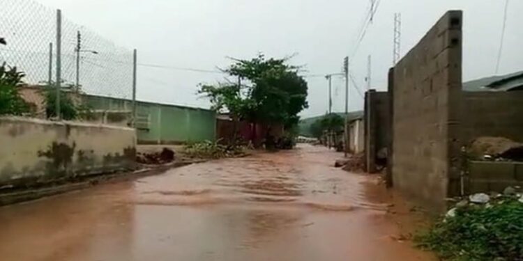 Se desbordó una quebrada en la zona de La Llanada, en Cumaná Sucre. Foto captura de video.