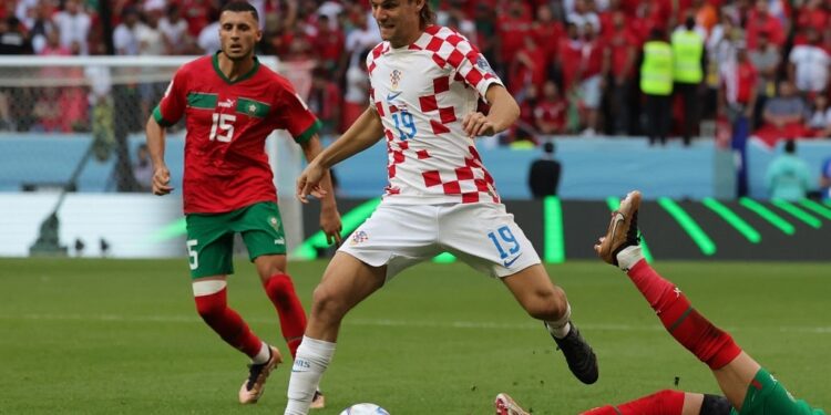 Al Khor (Qatar), 23/11/2022.- Borna Sosa (C) of Croatia in action during the FIFA World Cup 2022 group F soccer match between Morocco and Croatia at Al Bayt Stadium in Al Khor, Qatar, 23 November 2022. (Mundial de Fútbol, Croacia, Marruecos, Catar) EFE/EPA/Abir Sultan