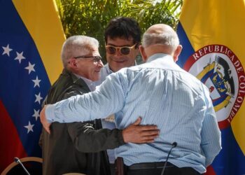 (i-d) Aureliano Carbonell, negociador del ELN; el alto comisionado para la Paz de Colombia, Danilo Rueda; y el exguerrillero Otty Patiño, negociador del Gobierno colombiano, se abrazan hoy durante el cierre del primer ciclo de los diálogos de paz en Caracas (Venezuela). El Gobierno de Colombia y la guerrilla del Ejército de Liberación Nacional (ELN) terminaron este lunes en Caracas un primer ciclo de 21 días de negociaciones con la proclamación de cuatro acuerdos que las partes ven "como una luz de esperanza" en el camino hacia la paz en el país andino. EFE/ Miguel Gutiérrez
