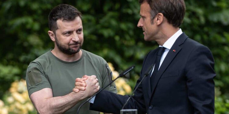 Emmanuel Macron y Volodymyr Zelensky. Foto agencias.