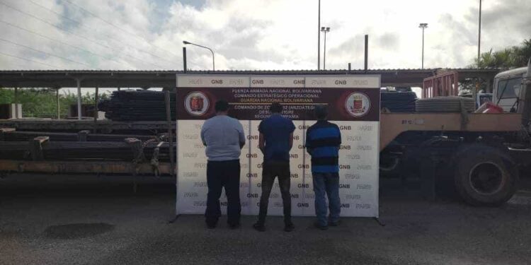 En Anzoátegui, detenidos 3 ciudadanos transportando material estratégico petrolero sin la debida autorización. Foto @dhernandezlarez