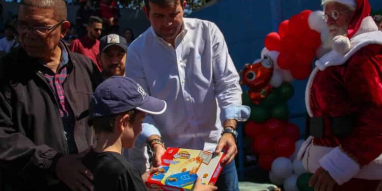 Entrega de jueguetes, niños parroquias de Caracas. Foto Prensa Carlos Prosperi.