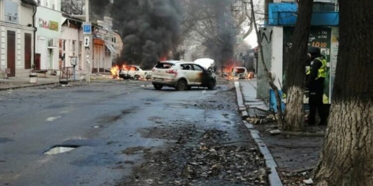 Imagen de los bombardeos rusos de ayer en Jersón, (Ucrania) .SERVICE OF UKRAINE HANDOUT — BEST QUALITY AVAILABLE — MANDATORY CREDIT: STATE EMERGENCY SERVICE OF UKRAINE —