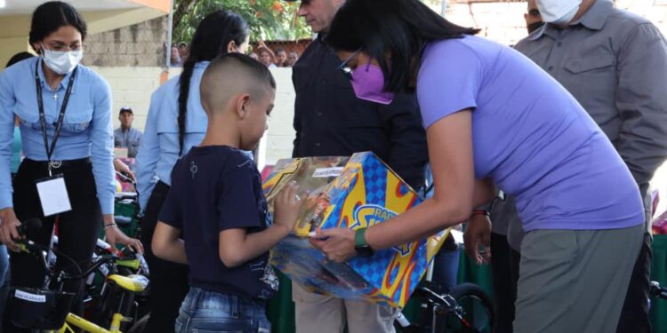 Las Tejerías, entrega de juguetes. Foto Últimas Noticias.