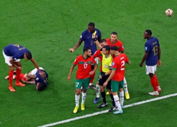 Ramos amonestó a Boufal mientras que Hernández quedó tirado en el piso (Foto: Reuters)