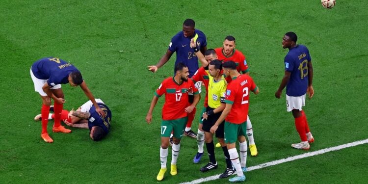 Ramos amonestó a Boufal mientras que Hernández quedó tirado en el piso (Foto: Reuters)