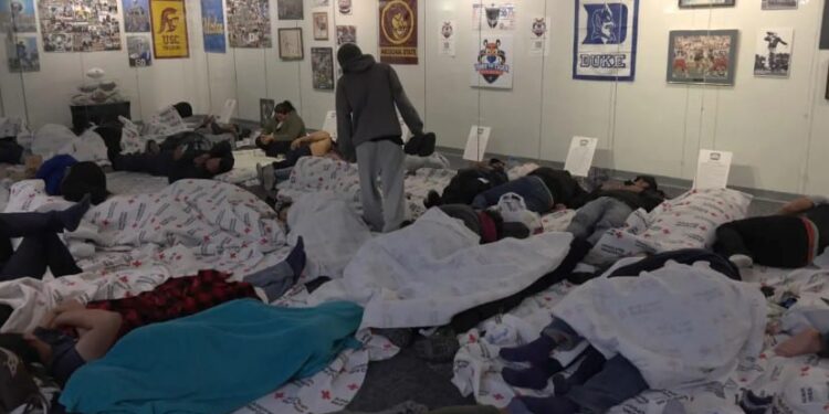 Migrantes se refugian y duermen en el aeropuerto de El Paso, Texas (Estados Unidos). Los migrantes desbordan los albergues y se ven obligados a dormir en las calles de El Paso (Texas, EE.UU.), una ciudad fronteriza con México a donde han llegado por miles en las últimas semanas antes de que el miércoles se suspenda el Título 42. EFE/ Octavio Guzmán