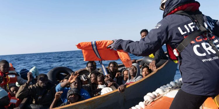 El barco de la ONG alemana Mission Lifeline rescata a un grupo de migrantes. EFE/ONG MISSION LIFELINE/SÉVÉRINE KPOTI