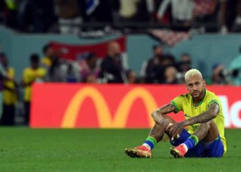 El delantero brasileño Neymar Jr lamenta la derrota ante Croacia tras su encuentro de cuartos de final del Mundial de Qatar 2022, este viernes en Doha (Catar). EFE/ Neil Hall