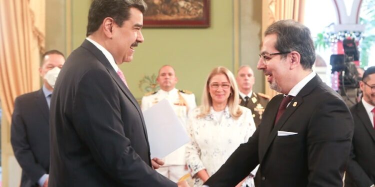 Nicolás Maduro y Kenan Zaher Al Deen, embajador designado por la República Árabe Siria ante la República Bolivariana de Venezuela. Foto @PresidencialVen