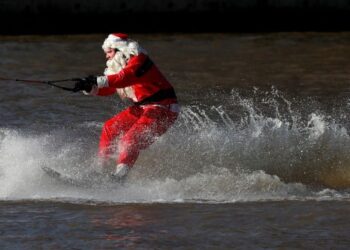 Ross Cipriotti vestido de Papá Noel esquía en el agua durante la presentación anual de Waterskiing Santa en el río Potomac en Alexandria, Virginia, Estados Unidos, 24 de diciembre de 2022. REUTERS/Amanda Andrade-Rhoades - Foto: REUTERS