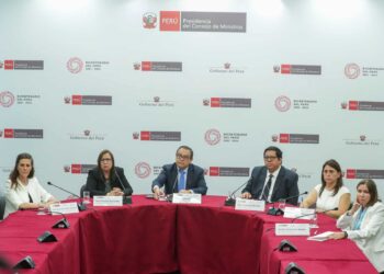 Primera conferencia de prensa que brinda el presidente del Consejo de Ministros de Perú, Alberto Otárola, junto con ministros de Estado, en la sala del Acuerdo Nacional de la PCM. Foto @Agencia_Andina