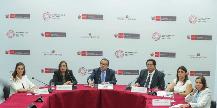 Primera conferencia de prensa que brinda el presidente del Consejo de Ministros de Perú, Alberto Otárola, junto con ministros de Estado, en la sala del Acuerdo Nacional de la PCM. Foto @Agencia_Andina