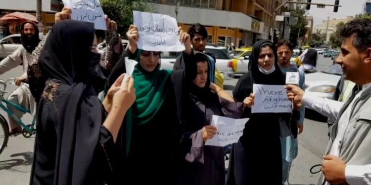 Un grupo de mujeres protestan en Afganistán. Foto de archivo.