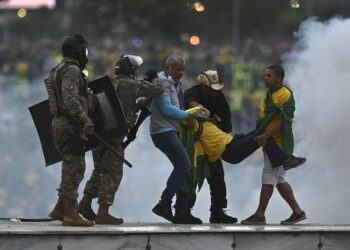 Policías enfrentan a seguidores del expresidente brasileño Jair Bolsonaro que invadían el Palacio de Planalto, sede del Ejecutivo, y la Corte Suprema, en Brasilia (Brasil), el pasado 8 de enero de 2023. EFE/André Borges