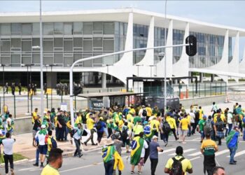 Partidarios del expresidente brasileño Jair Bolsonaro chocan con la policía durante una manifestación frente al Palacio Planalto en Brasilia el 8 de enero de 2023. – La policía brasileña usó gases lacrimógenos el domingo para repeler a cientos de partidarios del expresidente de extrema derecha Jair Bolsonaro después de que asaltaron en el recinto del Congreso una semana después de la asunción del presidente Luis Inácio Lula da Silva, atestiguó un fotógrafo de la AFP. (Foto por EVARISTO SA / AFP)