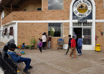 Un grupo de migrantes permanecen en un albergue el 6 de enero de 2023 de la fronteriza Ciudad Juárez, estado de Chihuahua (México). EFE/Luis Torres