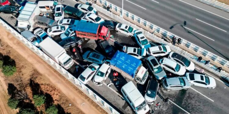 Catastrófico accidente de tránsito en China. Foto Twiter.