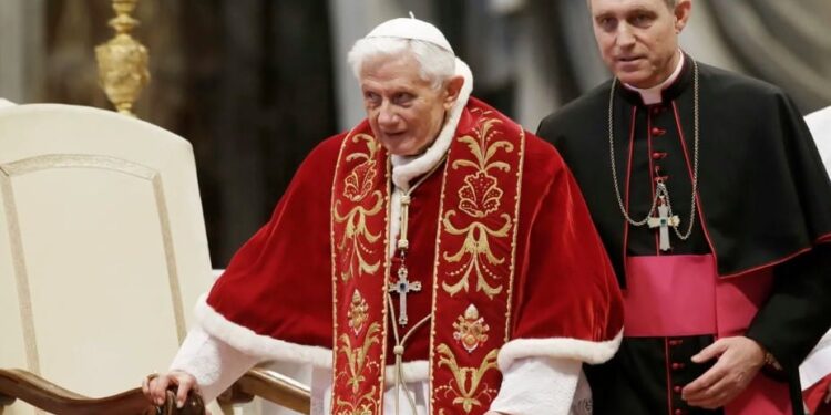 El papa Benedicto XVI, acompañado de su secretario personal, el arzobispo Georg Gaenswein. Foto AP.