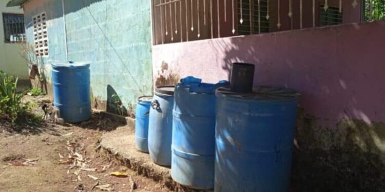 En pipotes familias almacenan el agua para diez día. FotoXiomara López. Radio Fe y Alegría Noticias.