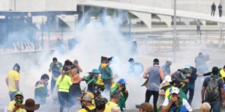 La policía intenta dispersar a los bolsonaristas (AFP).