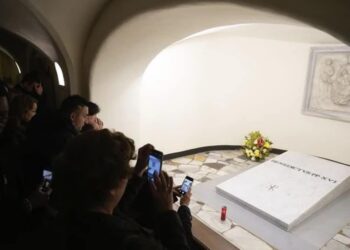 La tumba de Benedicto XVI ya puede ser visitada en la cripta vaticana. Foto EFE