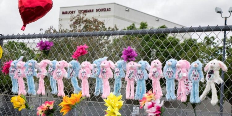 Memorial a las víctimas de la matanza de Parkland. Foto agencias.