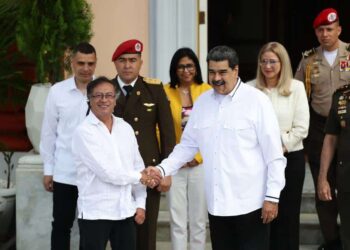 Nicolás Maduro (der.), recibió este sábado a su homólogo de Colombia, Gustavo Petro. Foto EFE