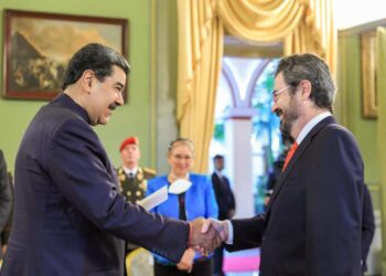 Nicolás Maduro y el Cartas Credenciales por el Embajador designado del Reino de España ante Venezuela, Ramón Santos Martínez. Foto @NicolasMaduro