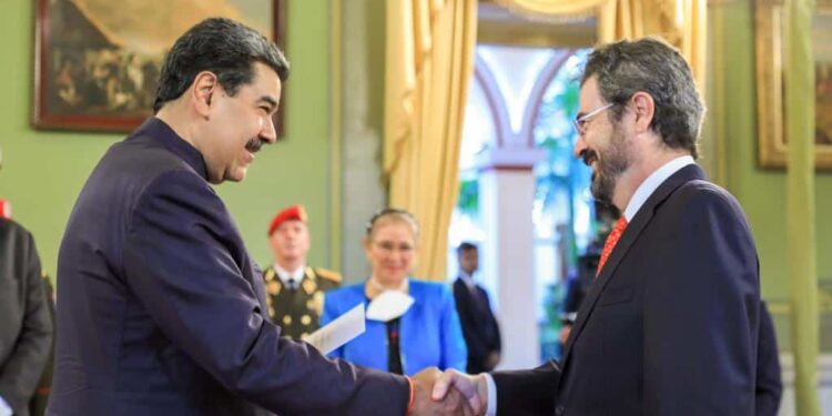 Nicolás Maduro y el Cartas Credenciales por el Embajador designado del Reino de España ante Venezuela, Ramón Santos Martínez. Foto @NicolasMaduro