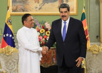 Nicolás Maduro y el embajador de Sri Lanka ante Venezuela, Lakshithapradeepratnayake. Foto @PresidencialVen