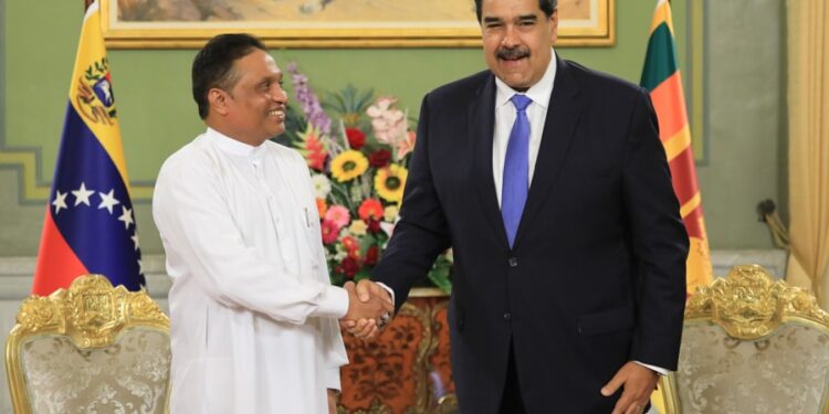 Nicolás Maduro y el embajador de Sri Lanka ante Venezuela, Lakshithapradeepratnayake. Foto @PresidencialVen