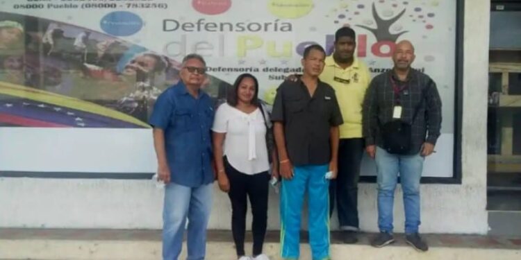 Pacientes renales de El Tigre y enfermeros. Foto El Tigrense.