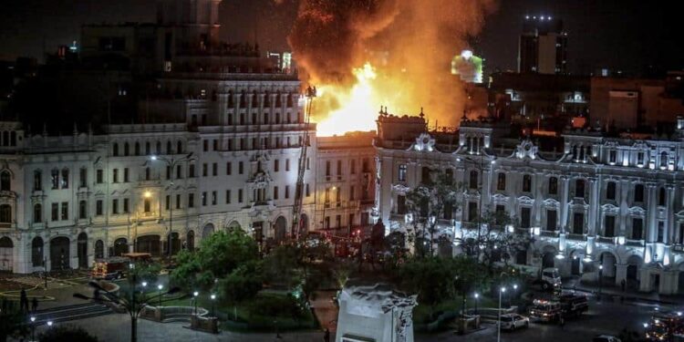 Fotografía del incendio de un edificio hoy, en el centro de Lima (Perú). Un incendio de grandes dimensiones arrasó este jueves una casona del centro histórico de Lima, apenas a unos metros de la icónica Plaza San Martín, epicentro de la gran manifestación antigubernamental en la capital peruana. EFE/ Str