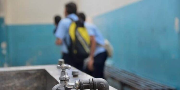 Racionamiento de agua en los colegios. Foto Radio Fe y Alegría Noticias.