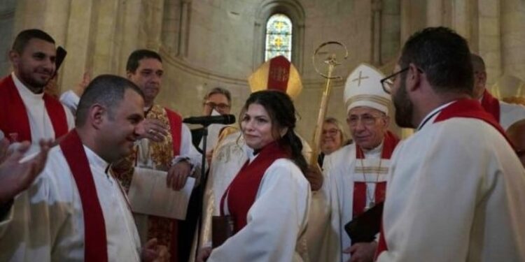 Sally Azar, como pastora de la Iglesia del Redentor, convirtiéndose así en la primera pastora mujer de Tierra Santa. Foto agencias.