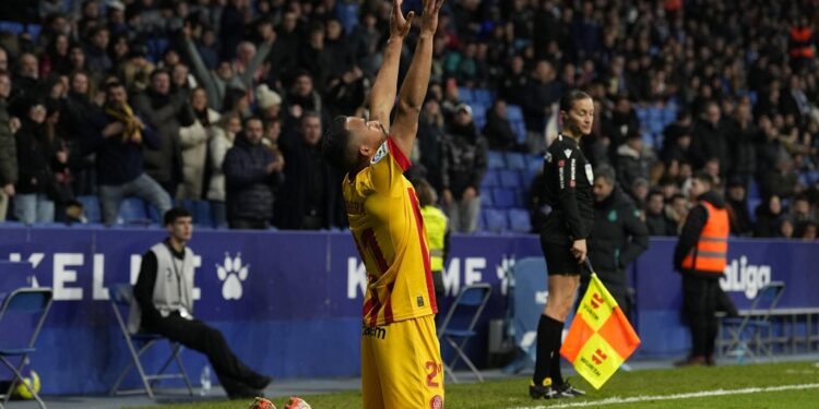 BARCELONA, 07/01/2023.- El centrocampista venezolano del Girona, Yangel Herrera, celebra el segundo gol del equipo gerundense durante el encuentro correspondiente a la jornada 16 de primera división que disputan hoy sábado frente al Espanyol en el RCDE Stadium, en Cornellá-El Prat. EFE / Alejandro García,