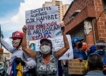 Demonstrators protest for resuming classes without coronavirus control enough measures, in Caracas, Venezuela, 5 October 2020. Sign reads: 'Teachers and students suffering hunger and without internet connectivity. Scholar period is a deception'. Little groups of teachers, joint by other demonstrators, tried to parade in protest for resuming classes without bio-security measures, lacking provisions, and low incomes. Still, Government supporters occupied the square where demonstrators planned to get together. EFE/ Miguel Gutierrez