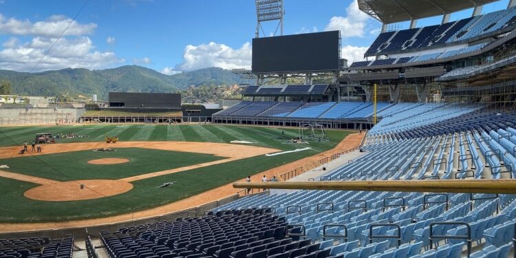 AME9495. CARACAS (VENEZUELA), 27/01/2023.- Vista del Estadio Néstor Isaías Látigo Chávez o Estadio de Béisbol de La Rinconada, el 19 de enero de 2023 en Caracas (Venezuela). Con un estadio moderno para casi 40.000 espectadores, un paseo colorido por la costa y la posibilidad de que los jugadores de Grandes Ligas (MLB, por sus siglas en inglés) puedan entrar a Venezuela tras la flexibilización de sanciones impuestas por Estados Unidos, el país caribeño mostrará, con la Serie del Caribe 2023, su "renacimiento" y capacidad para acoger grandes competiciones. EFE/ Rayner Peña R