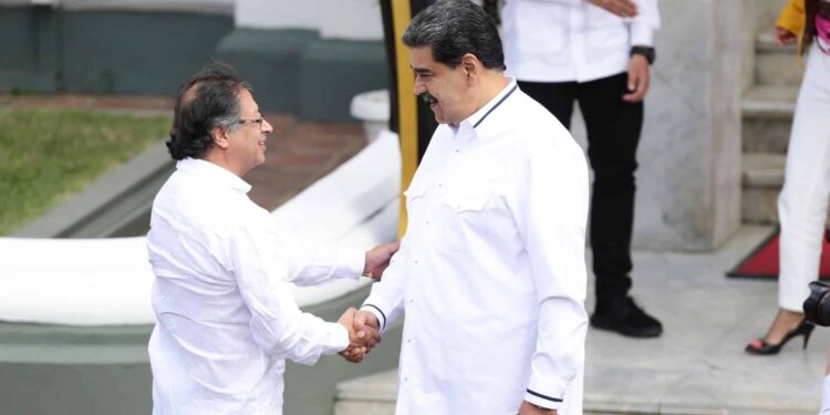 AME4841. CARACAS (VENEZUELA), 07/01/2023.-  El presidente de Venezuela, Nicolás Maduro (der.), recibió este sábado a su homólogo de Colombia, Gustavo Petro, donde ambos mandatarios sostendrán una "reunión bilateral extraordinaria", el segundo encuentro que celebran en el país caribeño desde el restablecimiento de las relaciones diplomáticas el pasado agosto, hoy en Caracas (Venezuela). Petro fue recibido con honores en el palacio presidencial de Miraflores, minutos después de aterrizar en el Aeropuerto Internacional "Simón Bolívar", que sirve a Caracas, donde le dieron la bienvenida la vicepresidenta ejecutiva, Delcy Rodríguez, el ministro de Relaciones Exteriores, Yván Gil, y el embajador colombiano en Venezuela, Armando Benedetti. EFE/ Rayner Peña R.