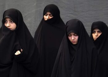 Iranian women attend Friday prayers in Tehran June 11, 2010.
REUTERS/Raheb Homavandi (IRAN - Tags: RELIGION POLITICS)