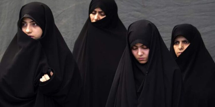 Iranian women attend Friday prayers in Tehran June 11, 2010.
REUTERS/Raheb Homavandi (IRAN - Tags: RELIGION POLITICS)