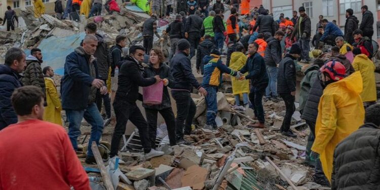 Ayuda, deportes, terremoto en Turquía. Foto agencias.