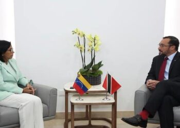 Delcy Rodríguez y el ministro de Trinidad y Tobago, Stuart Richard Young. Foto VTV
