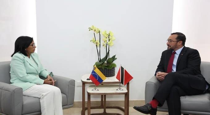 Delcy Rodríguez y el ministro de Trinidad y Tobago, Stuart Richard Young. Foto VTV